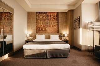 Отель Отель Република Ереван Улучшенный номер с кроватью размера «king-size»-1